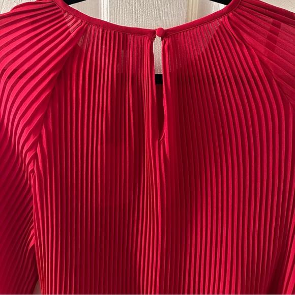 💋 Gorgeous Red Flowy Blouse - Picture 12 of 13